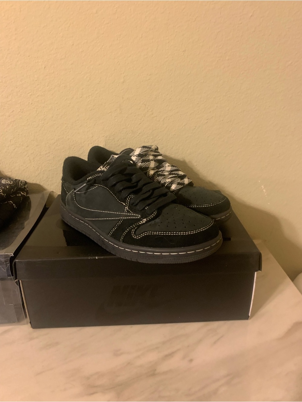 Travis Scott Black Low-Top Men’s Sneakers with Contrast Stitching
